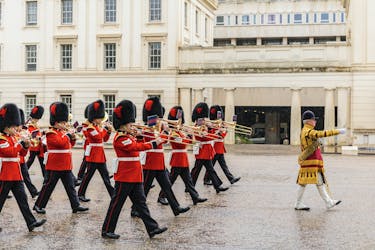 Camina con los guardias: ceremonias del Cambio de Guardia y Palacio de Buckingham